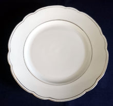 Lade das Bild in den Galerie-Viewer, 2er Set DESSERTTELLER - Porzellan, 3fache Goldränder Gewölbter Rand Dekor