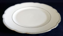 Lade das Bild in den Galerie-Viewer, DESSERTTELLER - Porzellan, 3fache Goldränder Gewölbter Rand Dekor