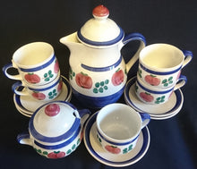 Lade das Bild in den Galerie-Viewer, KAFFEETASSE - Keramik / Steingut, "Ammerland Ceracron Sekunda" - Keramik / Steingut, Apfel Äpfel Zweige Blätter Linien Striche Balken Motiv Dekor