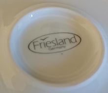Lade das Bild in den Galerie-Viewer, KAFFEEKANNE MIT DECKEL "Friesland" - Porzellan, Abstraktes Geometrisches Linien Dekor