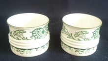 Lade das Bild in den Galerie-Viewer, 2er Set EIERBECHER "Sekunda Jeverland Reepsholt"- Porzellan, Relief Pflanzen Wappen Dekor