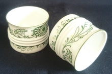 Lade das Bild in den Galerie-Viewer, 2er Set EIERBECHER "Sekunda Jeverland Reepsholt"- Porzellan, Relief Pflanzen Wappen Dekor