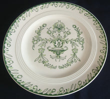 Lade das Bild in den Galerie-Viewer, DESSERTTELLER "Sekunda Jeverland Reepsholt"- Porzellan, Relief Pflanzen Wappen Dekor
