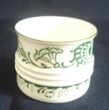 Lade das Bild in den Galerie-Viewer, 2er Set EIERBECHER "Sekunda Jeverland Reepsholt"- Porzellan, Relief Pflanzen Wappen Dekor