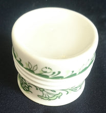 Lade das Bild in den Galerie-Viewer, 2er Set EIERBECHER "Sekunda Jeverland Reepsholt"- Porzellan, Relief Pflanzen Wappen Dekor