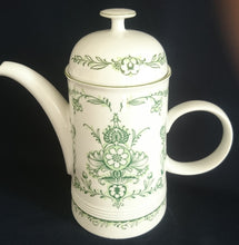 Lade das Bild in den Galerie-Viewer, KAFFEEKANNE MIT DECKEL "Sekunda Jeverland Reepsholt"- Porzellan, Relief Pflanzen Wappen Dekor