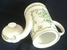 Lade das Bild in den Galerie-Viewer, KAFFEEKANNE MIT DECKEL "Sekunda Jeverland Reepsholt"- Porzellan, Relief Pflanzen Wappen Dekor