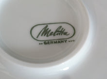 Lade das Bild in den Galerie-Viewer, KAFFEEKANNE MIT DECKEL "Sekunda Jeverland Reepsholt"- Porzellan, Relief Pflanzen Wappen Dekor