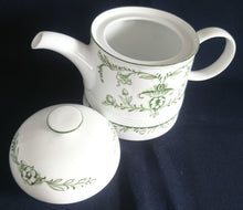 Lade das Bild in den Galerie-Viewer, TEEKANNE MIT DECKEL "Sekunda Jeverland Reepsholt"- Porzellan, Relief Pflanzen Wappen Dekor