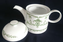 Lade das Bild in den Galerie-Viewer, TEEKANNE MIT DECKEL "Sekunda Jeverland Reepsholt"- Porzellan, Relief Pflanzen Wappen Dekor