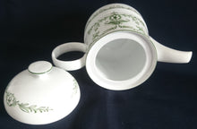 Lade das Bild in den Galerie-Viewer, TEEKANNE MIT DECKEL "Sekunda Jeverland Reepsholt"- Porzellan, Relief Pflanzen Wappen Dekor