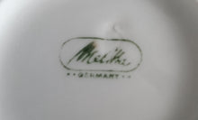 Lade das Bild in den Galerie-Viewer, TEEKANNE MIT DECKEL "Sekunda Jeverland Reepsholt"- Porzellan, Relief Pflanzen Wappen Dekor