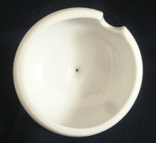 Lade das Bild in den Galerie-Viewer, BEHÄLTERDECKEL "Sekunda Jeverland Reepsholt"- Porzellan, Relief Pflanzen Wappen Dekor