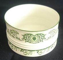 Lade das Bild in den Galerie-Viewer, ZUCKERDOSE OHNE DECKEL "Sekunda Jeverland Reepsholt"- Porzellan, Relief Pflanzen Wappen Dekor
