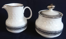 Lade das Bild in den Galerie-Viewer, MILCHKÄNNCHEN - Porzellan, Platinrand Abstrakter Geometrisches Muster Relief Dekor