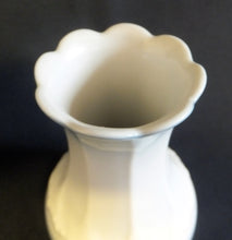 Lade das Bild in den Galerie-Viewer, BLUMENVASE - Porzellan, Abstrakt Dekor