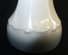 Lade das Bild in den Galerie-Viewer, BLUMENVASE - Porzellan, Abstrakt Dekor