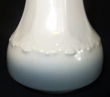 Lade das Bild in den Galerie-Viewer, BLUMENVASE - Porzellan, Abstrakt Dekor