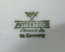 Lade das Bild in den Galerie-Viewer, BLUMENVASE - Porzellan, Abstrakt Dekor