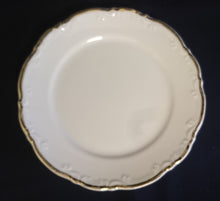 Lade das Bild in den Galerie-Viewer, 2er Set DESSERTTELLER - Porzellan, Relief Goldrand Dekor