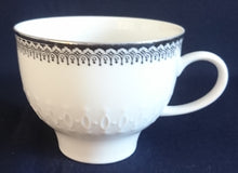 Lade das Bild in den Galerie-Viewer, 3er KAFFEEGEDECK - Porzellan, Platinrand Abstrakter Geometrisches Muster Relief Dekor