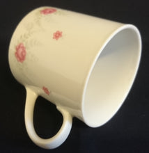 Lade das Bild in den Galerie-Viewer, KAFFEETASSE - Porzellan, Flora Ranken Blumen Blüten Pflanzen Blatt Blätter Motiv Dekor