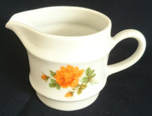 Lade das Bild in den Galerie-Viewer, 2er Set MILCHKÄNNCHEN & ZUCKERDOSE OHNE DECKEL - Porzellan, Flora Pflanzen Rosenblumen Blüten Motiv Relief Rand Dekor