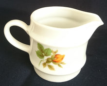 Lade das Bild in den Galerie-Viewer, 2er Set MILCHKÄNNCHEN & ZUCKERDOSE OHNE DECKEL - Porzellan, Flora Pflanzen Rosenblumen Blüten Motiv Relief Rand Dekor