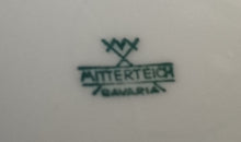 Lade das Bild in den Galerie-Viewer, MILCHKÄNNCHEN - Porzellan, Flora Pflanzen Rosenblumen Blüten Motiv Relief Rand Dekor