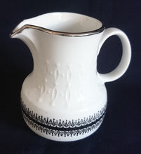 Lade das Bild in den Galerie-Viewer, MILCHKÄNNCHEN - Porzellan, Platinrand Abstrakter Geometrisches Muster Relief Dekor