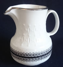 Lade das Bild in den Galerie-Viewer, 3er Set MILCHKÄNNCHEN & ZUCKERDOSE MIT DECKEL - Porzellan, Platinrand Abstrakter Geometrisches Muster Relief Dekor