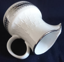 Lade das Bild in den Galerie-Viewer, MILCHKÄNNCHEN - Porzellan, Platinrand Abstrakter Geometrisches Muster Relief Dekor