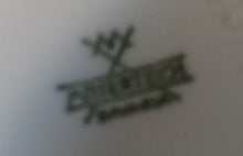 Lade das Bild in den Galerie-Viewer, 3er Set MILCHKÄNNCHEN & ZUCKERDOSE MIT DECKEL - Porzellan, Platinrand Abstrakter Geometrisches Muster Relief Dekor