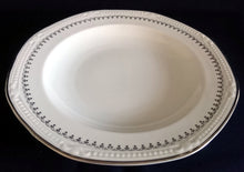 Lade das Bild in den Galerie-Viewer, 2er Set SUPPENTELLER - Porzellan, Platinrand Abstrakter Geometrisches Muster Relief Dekor