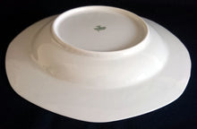 Lade das Bild in den Galerie-Viewer, 2er Set SUPPENTELLER - Porzellan, Platinrand Abstrakter Geometrisches Muster Relief Dekor