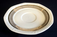 Lade das Bild in den Galerie-Viewer, UNTERTASSE - Porzellan, Goldrand Abstrakt Geometrisches Linien Muster Relief Motiv Dekor