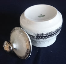 Lade das Bild in den Galerie-Viewer, ZUCKERDOSE MIT DECKEL - Porzellan, Platinrand Abstrakter Geometrisches Muster Relief Dekor