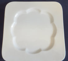 Lade das Bild in den Galerie-Viewer, 2er Set SPEISETELLER - Keramik / Steingut, Quadratische Blütenartige Form