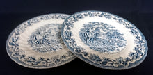 Lade das Bild in den Galerie-Viewer, 2er Set DESSERTTELLER "Country Life" - Keramik / Steingut (Fine Staffordshire Ware), Englisches Landleben Scenen Motiv Dekor, Hand graviert