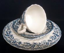 Lade das Bild in den Galerie-Viewer, 2er Set UNTERTASSEN "Country Life" - Keramik / Steingut (Fine Staffordshire Ware), Englisches Landleben Scenen Motiv Dekor, Hand graviert