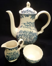 Lade das Bild in den Galerie-Viewer, 4er Set KAFFEEKANNE MIT DECKEL / MILCHKÄNNCHEN / ZUCKERSCHALE "Country Life" - Keramik / Steingut (Fine Staffordshire Ware), Englisches Landleben Scenen Motiv Dekor, Hand graviert