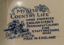 Lade das Bild in den Galerie-Viewer, 4er Set KAFFEEKANNE MIT DECKEL / MILCHKÄNNCHEN / ZUCKERSCHALE "Country Life" - Keramik / Steingut (Fine Staffordshire Ware), Englisches Landleben Scenen Motiv Dekor, Hand graviert