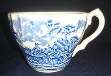 Lade das Bild in den Galerie-Viewer, 2er KAFFEEGEDECK "Country Life" - Keramik / Steingut (Fine Staffordshire Ware), Englisches Landleben Scenen Motiv Dekor, Hand graviert