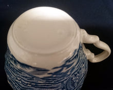 Lade das Bild in den Galerie-Viewer, 2er KAFFEEGEDECK "Country Life" - Keramik / Steingut (Fine Staffordshire Ware), Englisches Landleben Scenen Motiv Dekor, Hand graviert