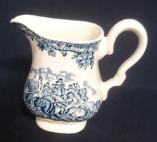 Lade das Bild in den Galerie-Viewer, 4er Set KAFFEEKANNE MIT DECKEL / MILCHKÄNNCHEN / ZUCKERSCHALE "Country Life" - Keramik / Steingut (Fine Staffordshire Ware), Englisches Landleben Scenen Motiv Dekor, Hand graviert