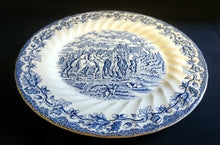 Lade das Bild in den Galerie-Viewer, 2er Set SPEISETELLER "Country Life" - Keramik / Steingut (Fine Staffordshire Ware), Englisches Landleben Scenen Motiv Dekor, Hand graviert