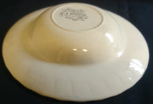 Lade das Bild in den Galerie-Viewer, 2er Set SUPPENTELLER "Country Life" - Keramik / Steingut (Fine Staffordshire Ware), Englisches Landleben Scenen Motiv Dekor, Hand graviert