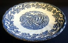 Lade das Bild in den Galerie-Viewer, 2er Set UNTERTASSEN "Country Life" - Keramik / Steingut (Fine Staffordshire Ware), Englisches Landleben Scenen Motiv Dekor, Hand graviert