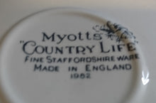 Lade das Bild in den Galerie-Viewer, UNTERTASSE "Country Life" - Keramik / Steingut (Fine Staffordshire Ware), Englisches Landleben Scenen Motiv Dekor, Hand graviert