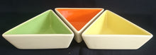 Lade das Bild in den Galerie-Viewer, DESSERTSCHALE "Villa Loca" - Keramik / Steingut, Zweifärbiges Dreieckige Form Design Dekor